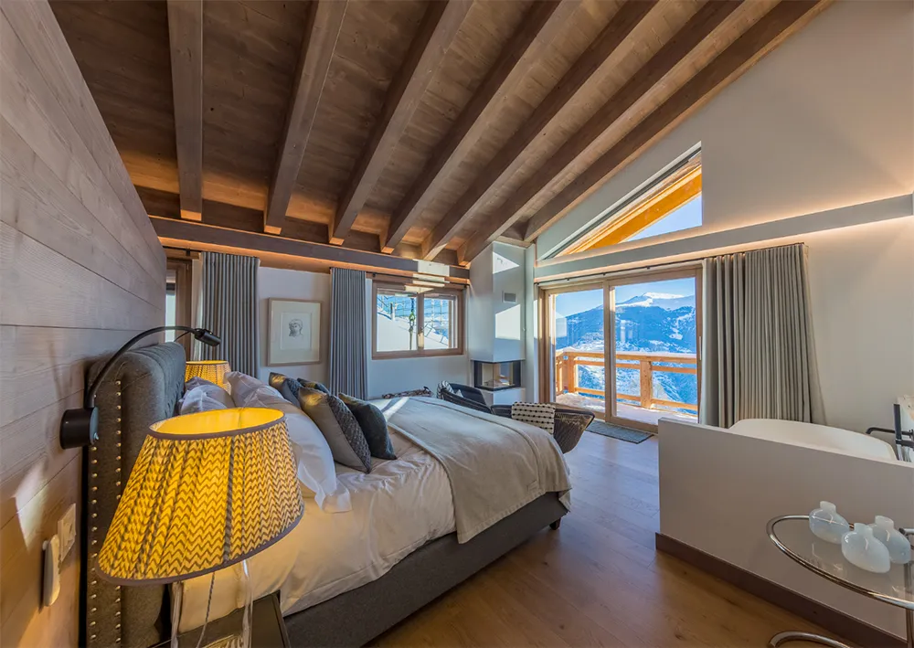Chambre de chalet boisée avec vue sur les montagnes